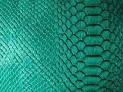 acheter_du_tissu_1787-1.jpg SIMILI CUIRREPTILE VERT OU ROUGE EPAIS