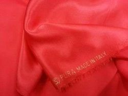 tissuac52.jpg TISSU SATIN DE SOIE ROUGE 2