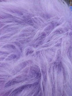 TISSU FOURRURE SYNTHETIQUE POILS LONGS MAUVES