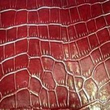 tissuah107.jpg TISSU SIMILI CUIRCROCO BORDEAUX RIGIDE