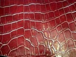 tissuah107.jpg TISSU SIMILI CUIRCROCO BORDEAUX RIGIDE