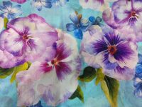 Fleurs violettes sur fond bleu vibrant.