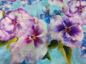 WhatsApp Image 2026-01-21 at 21.02.28 Fleurs violettes sur fond bleu vibrant.