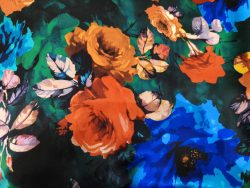 Satin de soie “Roses Solaire” – Fleurs orange sur fond nuit – 100% soie – 140 cm Fleurs multicolores sur fond vert et bleu
