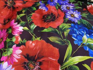 Satin de soie Tissu fleuri coloré avec motifs de coquelicots. Tissu fleuri coloré avec motifs de coquelicots.