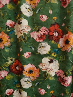 tissu-ameublement-acheter-du-tissu4 Tissu vert avec motifs de fleurs colorées.