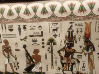 Fresque égyptienne avec personnages et hiéroglyphes colorés.