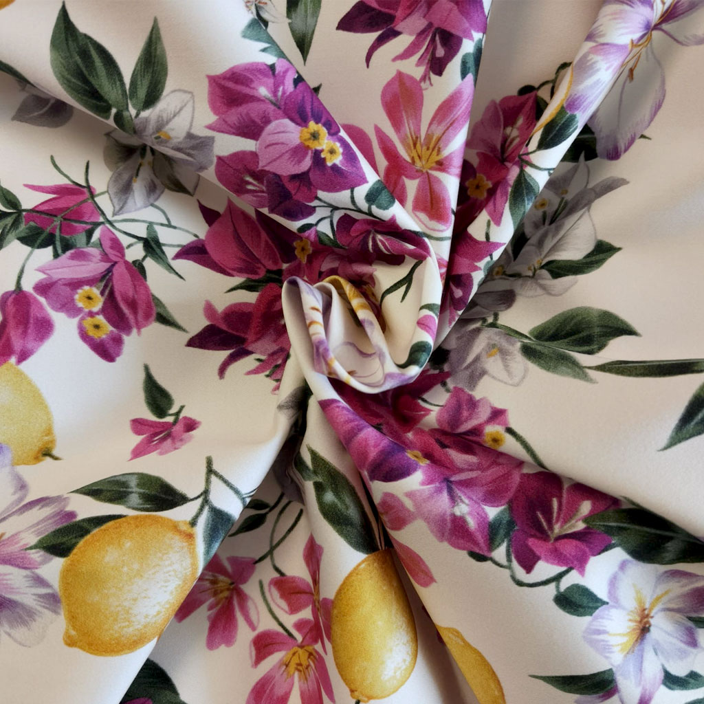Tissu imprimé floral et citrons sur fond blanc.