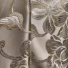 Tissu brodé motifs floraux dorés brillants.