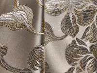 Tissu brodé motifs floraux dorés brillants.