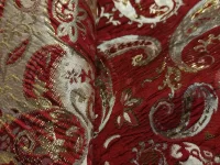 Tissu brocart rouge motif paisley doré élégant.