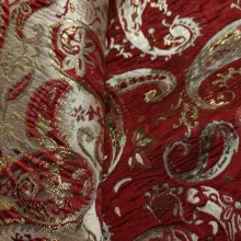 Tissu brocart rouge motif paisley doré élégant.