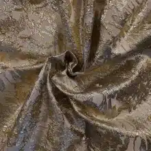 Tissu doré et argenté avec motifs floraux.