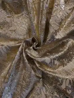 Tissu doré et argenté avec motifs floraux.