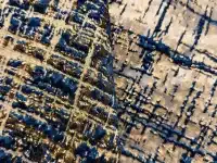 Tissu brodé bleu et doré avec motifs géométriques.