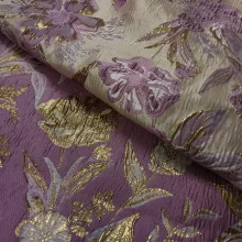 Tissu floral violet et doré brodé.