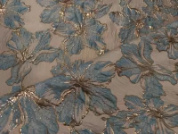 Tissu brodé bleu et or avec motif floral.