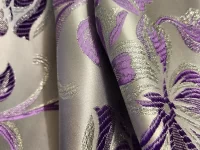 Tissu brocart violet et argent, motif floral lumineux.
