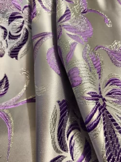 Tissu brocart violet et argent, motif floral lumineux.