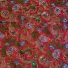 Tissu rouge avec motifs floraux brodés colorés.