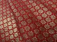 Tissu rouge motif floral argenté élégant