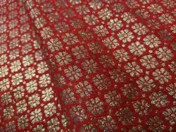 Tissu rouge motif floral argenté élégant