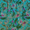 Tissu vert avec motifs floraux brodés colorés.